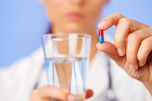 Антибиотики в таблетках запивают только простой негазированной водой