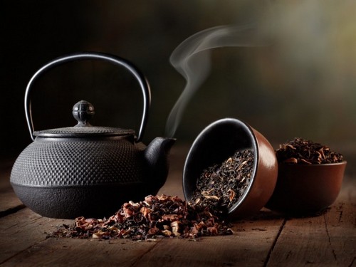 В чае, также, содержится кофеин - основная причина изжоги